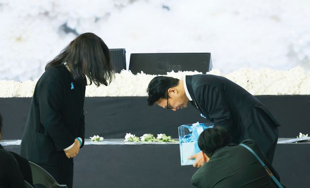 유족들 뜻 전달받는 김민석 총리