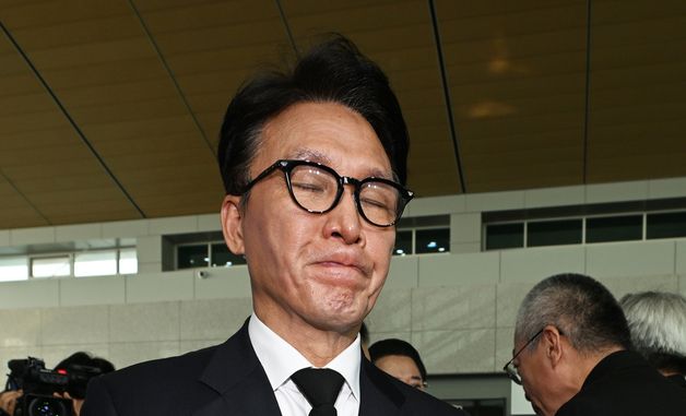 유가족 메시지함 들고 있는 김민석 총리