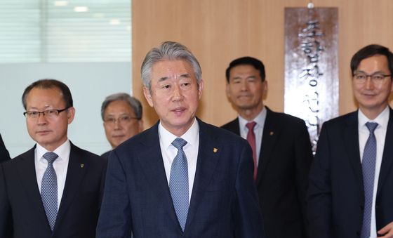 현판 제막 후 이동하는 강호동 농협중앙회장