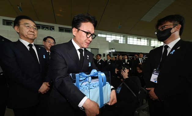 유가족 메시지함 전달받은 김민석 국무총리