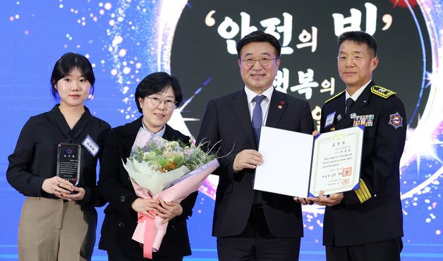 이종갑 소방경과 기념촬영 하는 윤호중 행안부 장관