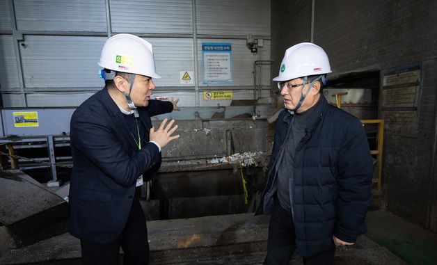 관계자 설명듣는 김성환 장관