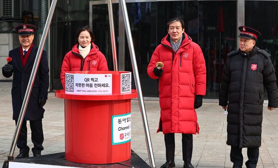 구세군 자선냄비 봉사활동 나선 조국 대표