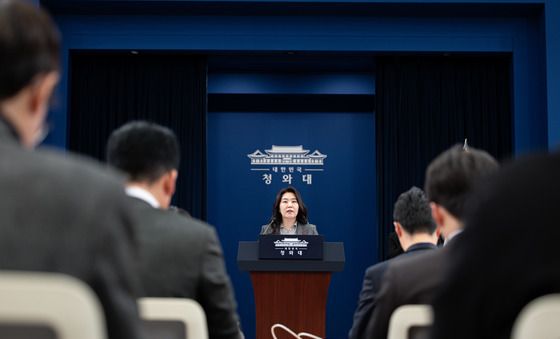 1330일 만의 청와대 출근 관련 브리핑 하는 강유정 대변인