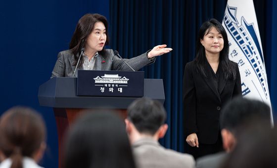 취재진 질문 받는 강유정 대변인