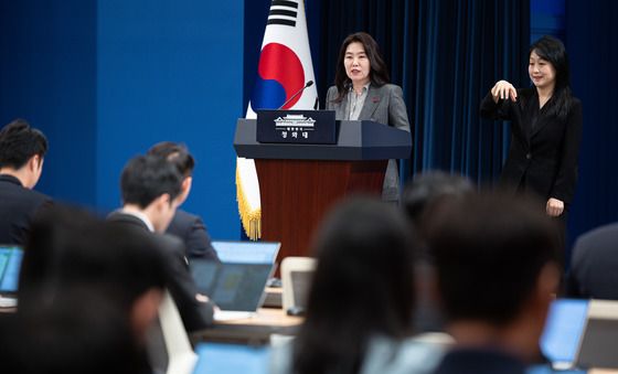 브리핑 하는 강유정 대변인