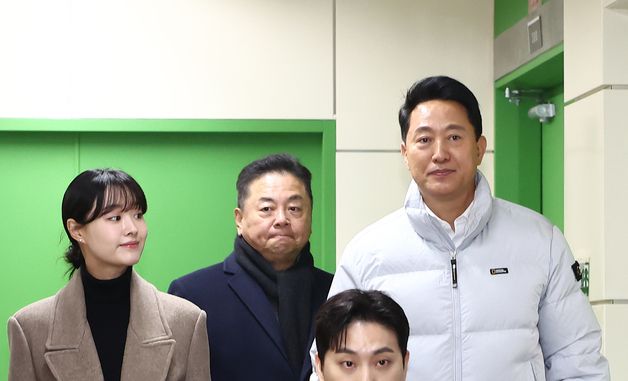 송지은·박위 부부와 이동하는 오세훈 시장