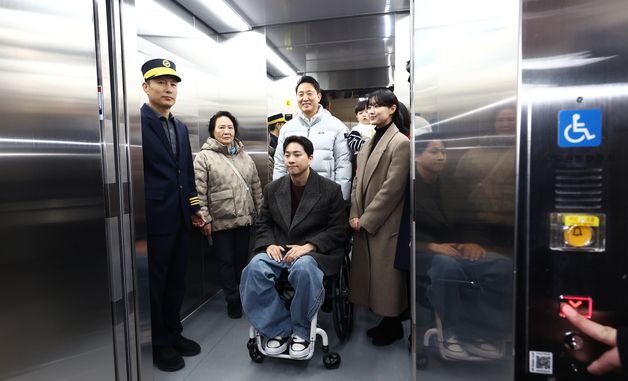 교통약자들과 엘리베이터 탑승한 오세훈 시장