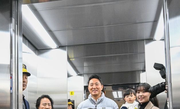 교통약자 대표들과 신설 엘리베이터 시승하는 오세훈 시장