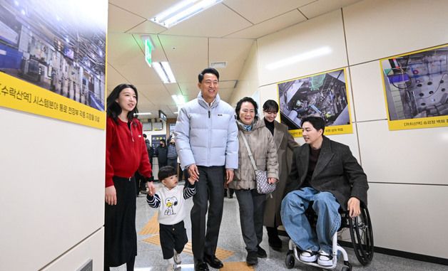 '1역사 1동선 확보', 교통약자 대표들과 이동하는 오세훈 서울시장