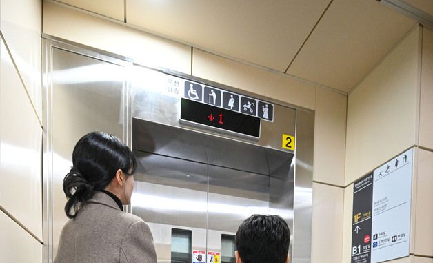 '서울 지하철 1역사 1동선 확보', 신설 엘리베이터 탑승하는 교통약자 대표