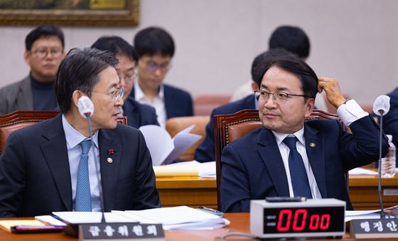 대화 나누는 김광용 재난안전관리본부장과 권대영 금융위 부위원장