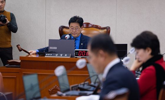 의사봉 두드리는 김정호 산불피해지원대책특위원장