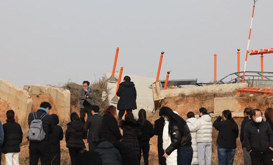 사고현장 바라보는 여객기 참사 유가족들