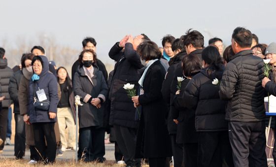 사고현장에서 희생자 이름 부르는 유가족