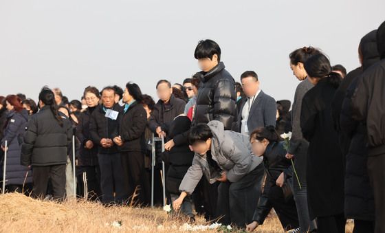활주로에 헌화하는 유가족들