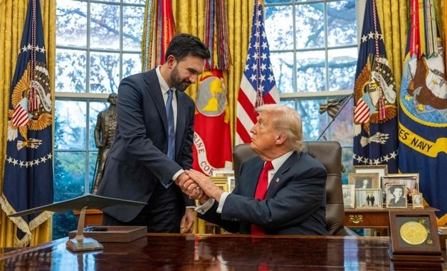 [포토] 맘다니 뉴욕시장 당선인 손 잡는 트럼프