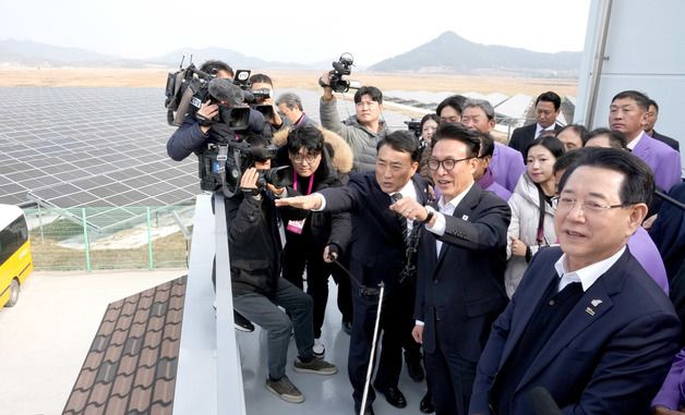 김민석 국무총리, 신안 태양광 발전단지 현장 방문
