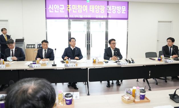 김민석 국무총리, 신안 태양광 발전단지 현장 방문