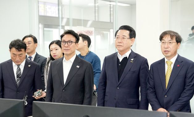 김민석 국무총리, 신안 태양광 발전단지 현장 방문