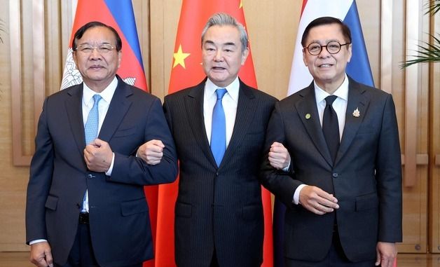 [포토] 태국-캄보디아 화해 시키는 왕이 중국 외교부장