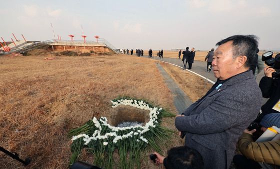 활주로 사고현장 찾은 유가족들