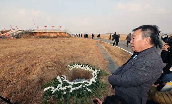 로컬라이저 앞 헌화한 유가족