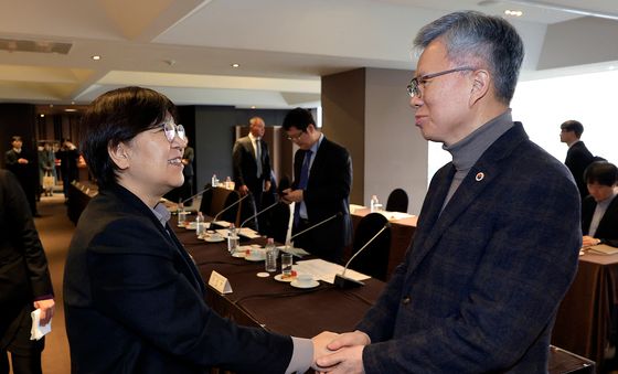 김택우 대한의사협회장과 인사 나누는 정은경 장관