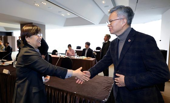 보건의료정책심의위원회 회의서 만난 정은경 장관과 김택우 회장