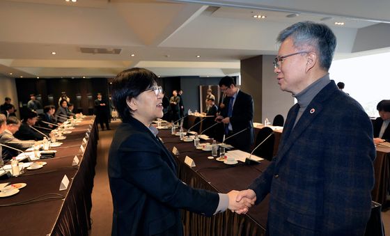 인사 나누는 정은경 장관과 김택우 대한의사협회장