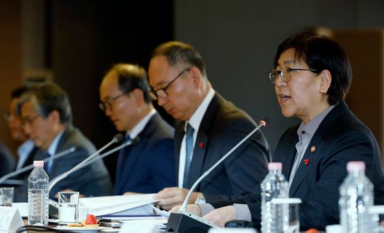 제1차 보건의료정책심의위원회 회의 모두 발언하는 정은경 장관