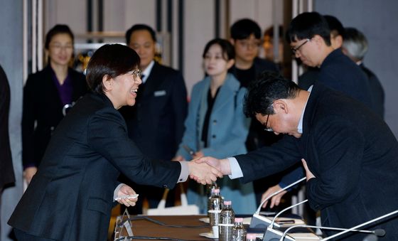 심의 위원들과 인사 나누는 정은경 장관