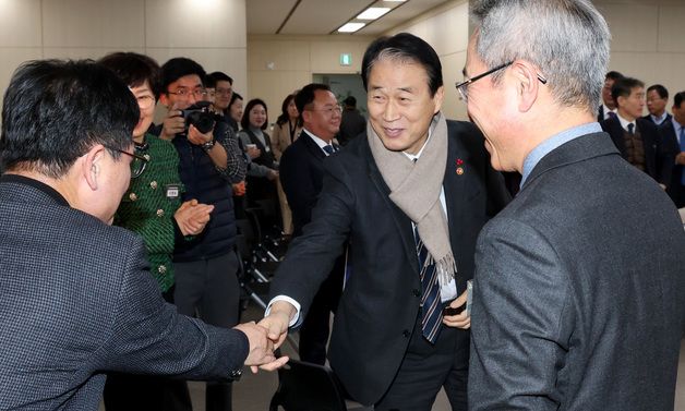 인사 나누는 권오을 국가보훈부 장관