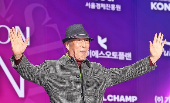 포즈 취하는 김기현