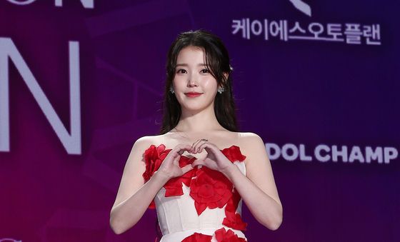 아이유, 꽃 드레스 입은 애순이