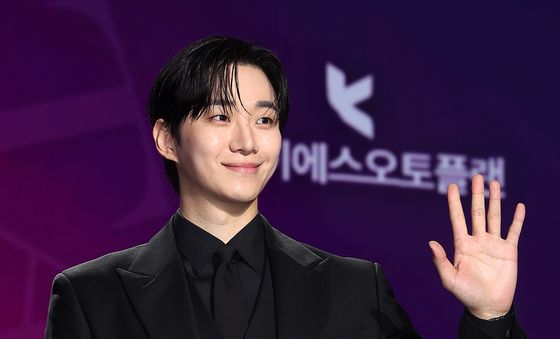 이준호, 팬들 향한 멋진 손인사