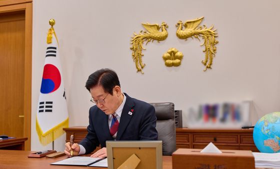 이재명 대통령, 청와대 집무실서 첫 재가