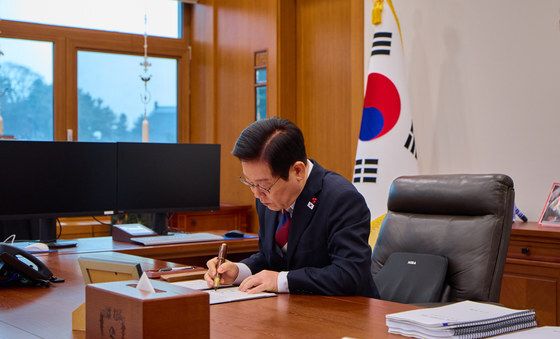이재명 대통령 '청와대 집무실서 첫 재가'