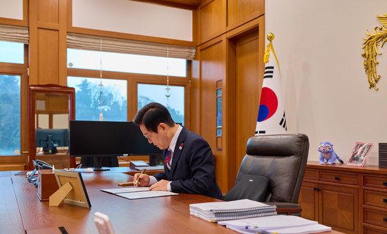 청와대 집무실서 첫 재가하는 이재명 대통령
