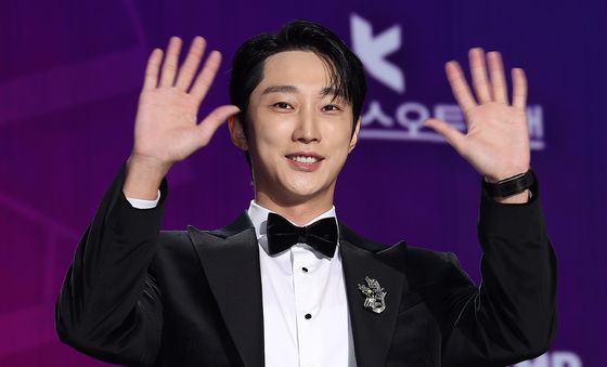 진영, 팬 여러분 반가워요!