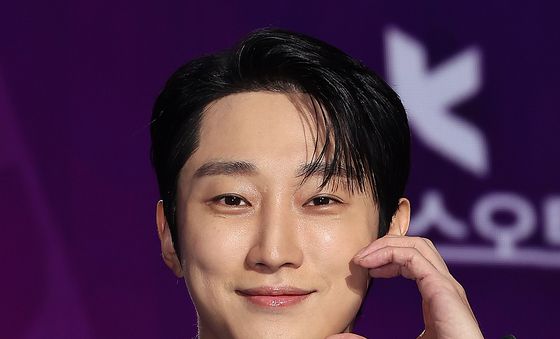 진영, 심쿵 눈맞춤