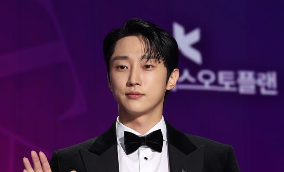 진영, 멋진 손인사