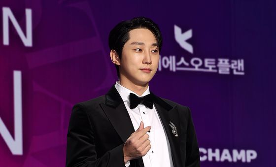 진영, 심쿵 손하트