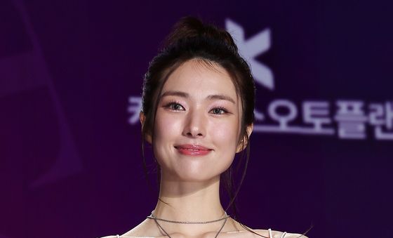 하영, 우아한 미소