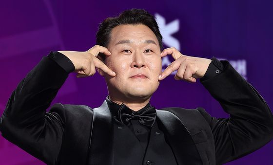 윤경호, 깜찍하게 브이