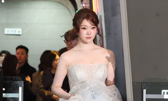 츠키, 드레스 입은 감성 마라토너