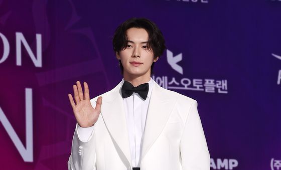 이채민, 블랙 앤 화이트