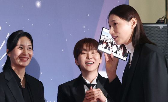 김연경, 트라이폴드폰 귀에 대고 '여보세요?'