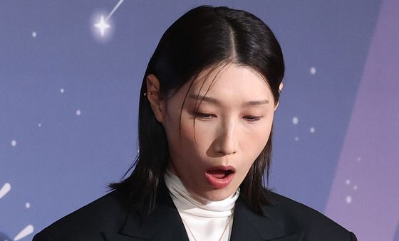 김연경. 신상 트라이폴드폰 보며 '감탄'