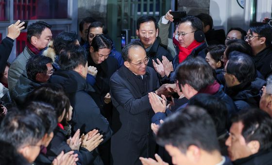 박수 받는 추경호 의원, 구속 영장 기각